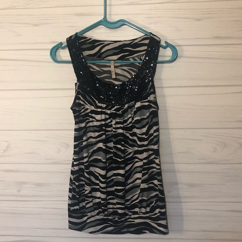 Kiwi lady’s sleeveless top